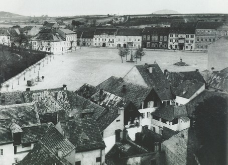 Karlovo náměstí před rokem 1900. Vpravo nahoře budova radnice, v levém horním rohu náměstí dům Antonia Porty. Foto: František Krátký