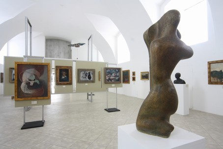 Pohled do stále expozice Galerie moderního umění v Roudnici nad Labem. Foto Magdalena Deverová 2012